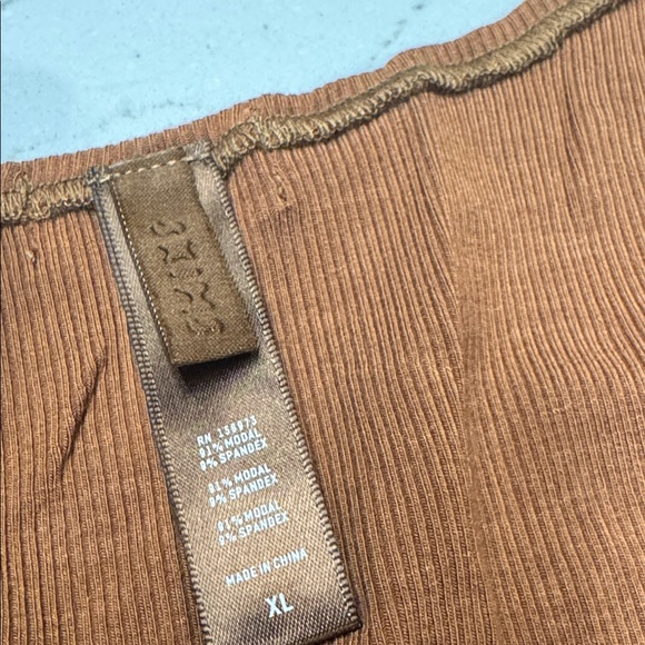 SKIMS 2pc Tank Tops in Green and Orange SzXL Never Worn (2nd Set of Tanks) - Picture 2 of 4